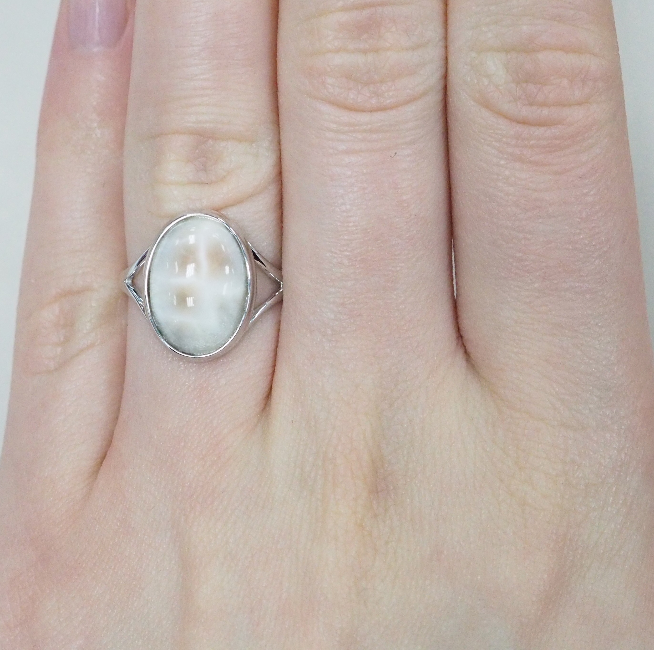 Серебряное кольцо с натролитом